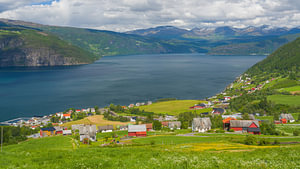 Blick auf Utvik und den Nordfjord, Vestland, Norwegen