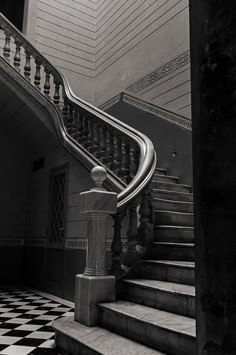 Zwart wit beeld van statige trap in Barcelona