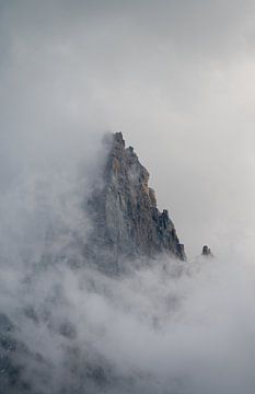 Die in Wolken gehüllte Aiguille du Dru bei Chamonix, Frankreich von Mirjam Dolstra