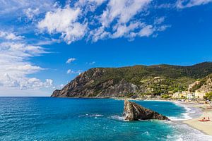 Strand in Monterosso al Mare an der Mittelmeerküste in Italien von Rico Ködder