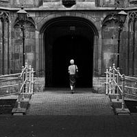 Vrouw bij de Oude Kerk in Delft