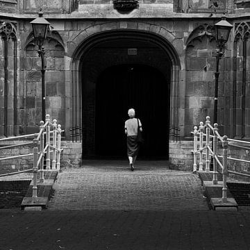 Vrouw bij de Oude Kerk in Delft
