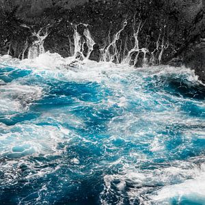 Blue Ocean Waves und Schwarzer Fels