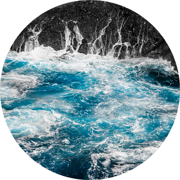 Blauwe oceaangolven en zwarte rotsen van Dirk Wüstenhagen