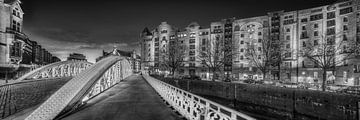 Speicherstadt Hamburg met brug in zwart-wit . van Manfred Voss, Zwart-Wit Fotografie