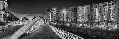 Speicherstadt Hamburg met brug in zwart-wit .