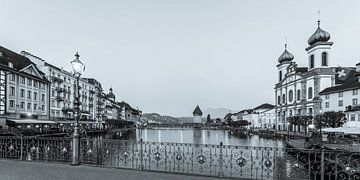 Oude stad Luzern in Zwitserland - monochroom van Werner Dieterich
