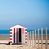 Rood strandhuisje aan de Belgische kust van Evelien Oerlemans