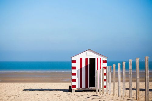 Rood strandhuisje aan de Belgische kust