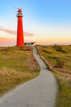 Vuurtoren van Schiermonnikoog in de duinen tijdens zonsondergang van Sjoerd van der Wal Fotografie