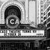 Chicago Theatre, iconisch theater in zwart wit. van Michèle Huge
