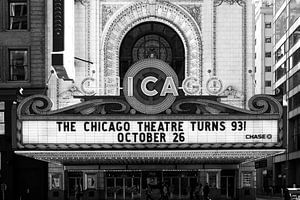Le Chicago Theatre, théâtre emblématique en noir et blanc.
