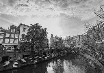 "Uitzicht over de Oude Gracht" en Dom in Utrecht (Zwart-wit) van Kaj Hendriks