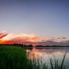 Zonsondergang met brandende zon van Roy Kosmeijer