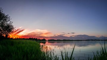 Zonsondergang met brandende zon van Roy Kosmeijer