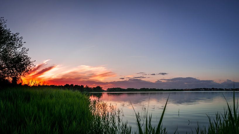 Zonsondergang met brandende zon van Roy Kosmeijer