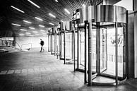 Draaideuren in het centraal station van Arnhem in het zwart wit van Bart Ros thumbnail