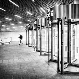 Karusselltüren im Hauptbahnhof Arnheim in schwarz-weiß von Bart Ros