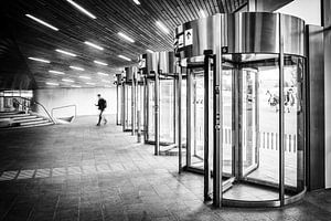 Draaideuren in het centraal station van Arnhem in het zwart wit van Bart Ros