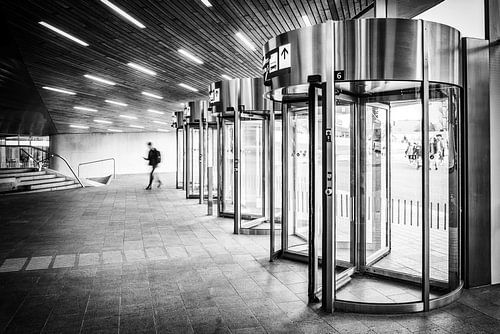 Draaideuren in het centraal station van Arnhem in het zwart wit