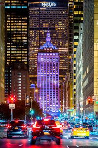 Park Avenue mit Helmsley Building bei Nacht, New York