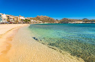 Mooi zandstrand aan de baai van Pollensa, kust op Mallorca van Alex Winter