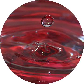 Kunst met water druppels Balk Friesland kleur rood van Fotografie Sybrandy