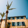 Blauwe luiken aan een huis in Jaffa, Tel Aviv, Israel van Expeditie Aardbol