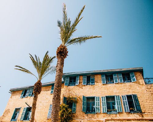 Blauwe luiken aan een huis in Jaffa, Tel Aviv, Israel