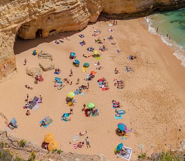 Praia do Carvalho, Benagil, Algarve, Portugal van Rene van der Meer