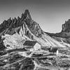 Dreizinnenhütte in den Dolomiten. Schwarzweiss Bild. von Manfred Voss, Schwarz-weiss Fotografie