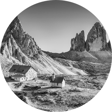 Three Peaks Hut in de Dolomieten. Zwart-wit foto. van Manfred Voss, Schwarz-weiss Fotografie
