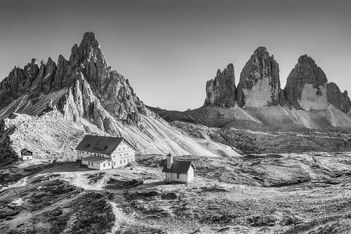 Three Peaks Hut in de Dolomieten. Zwart-wit foto.