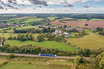 Dronefoto van Arriva trein bij Oud-Valkenburg van John Kreukniet