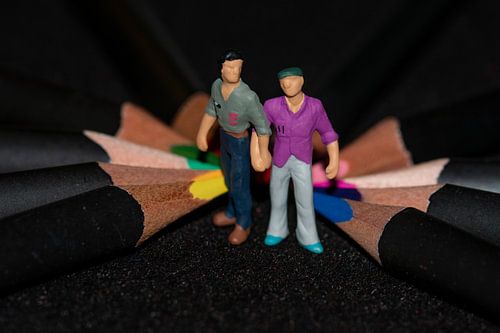 Main dans la main entre les couleurs