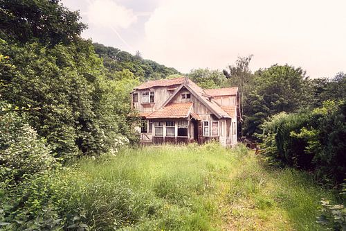Villa abandonnée hantée dans l'herbe.