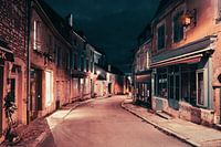 Un sentiment de paix et de tranquillité règne dans la rue, les lanternes illuminent les façade rouge