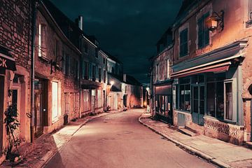 In der Straße herrscht eine angenehme Ruhe, Laternen und Schaufenster beleuchten die roten Fassaden. von Jan Willem de Groot Photography