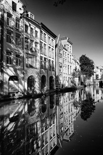Grachtenpanden gereflecteerd in de Oudegracht in Utrecht