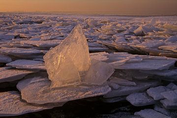 kruiend ijs bij zonsopgang van Ralph Jongejan