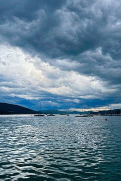 Stormachtige sfeer aan het meer van Wörthersee van Markus Jerko