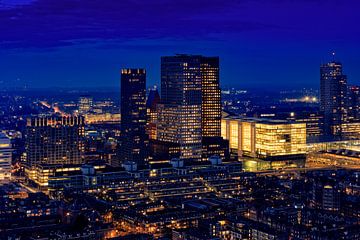 skyline van Den Haag bij avond
