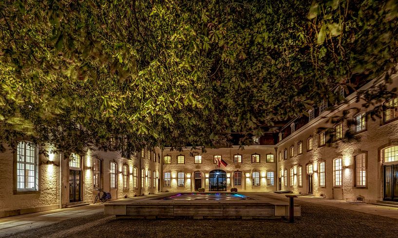 Abendfoto des Rathauses in Vaals von John Kreukniet