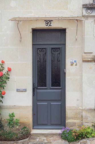 Porte française avec des roses rouges douces.