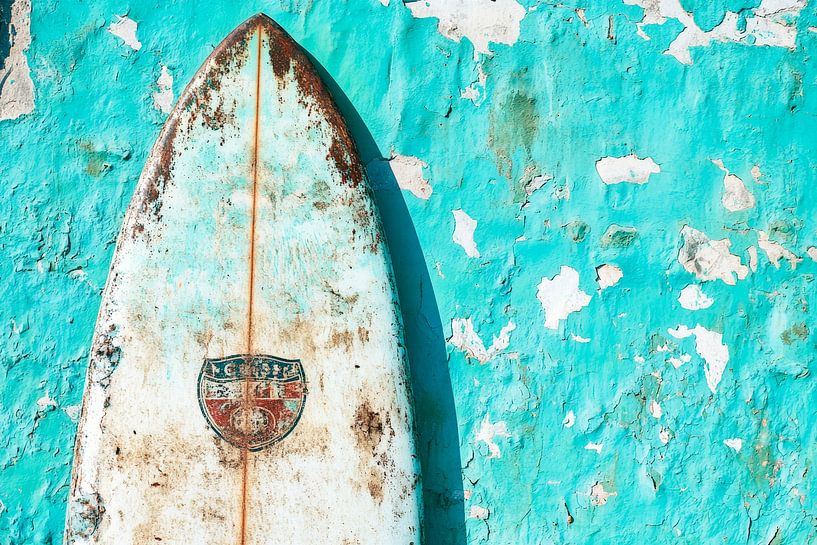 Planche de surf usée sur un mur par Poster Art Shop