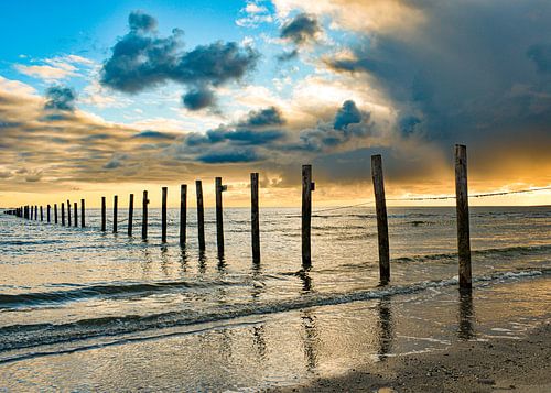Ciel menaçant au-dessus de la mer Plage de Maasvlakte au coucher du soleil