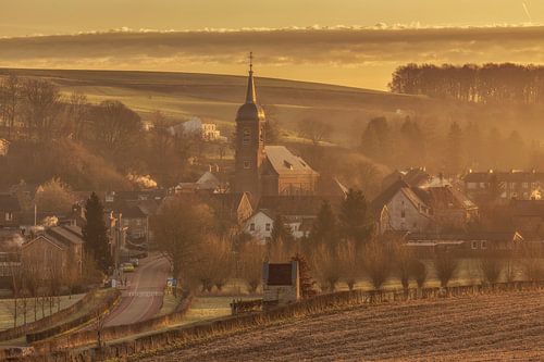 Zonsopkomst bij kerkdorpje Eys
