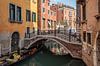 Bruggetje in Venetië van Arja Schrijver Fotografie thumbnail