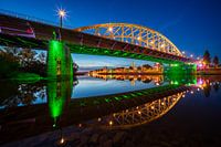 Avondfoto van stadsgezicht Arnhem en John Frostbrug