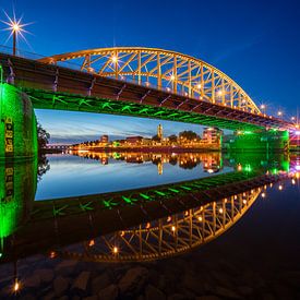 Avondfoto van stadsgezicht Arnhem en John Frostbrug van Dave Zuuring